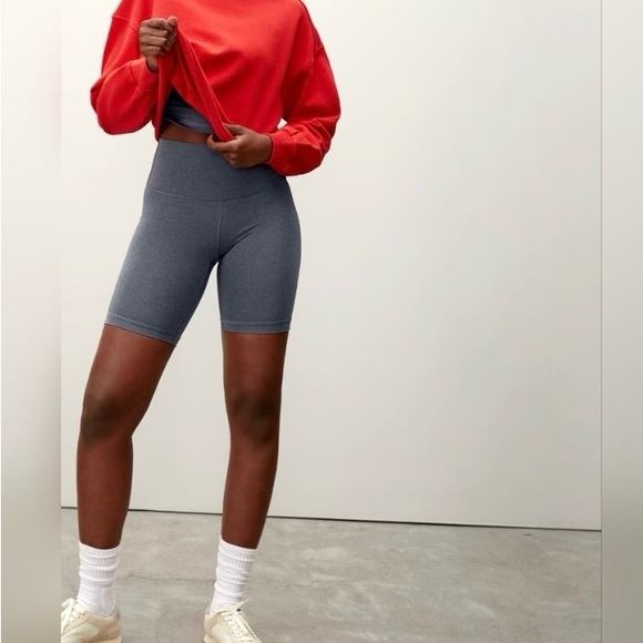 BNWT Everlane Bike Shorts Perform Dark Grey - Picture 2 of 5